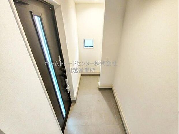 【玄関】訪れる人を優しく迎える、スタイリッシュな玄関。ご家族が増えると靴の数も増えますね。玄関にはたっぷり収納の下駄箱を完備しております!