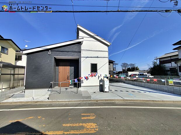 【駐車場】嬉しいコンクリート仕上げのカースペース。雨の日も足元を気にせず外出できます。ご家族の駐輪場としてもお使いいただけます。
