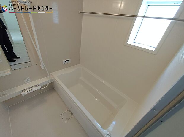 【浴室】浴室は湿気がたまりやすく、換気扇だけではどうしてもカビが出やすいです。窓があるだけでお風呂のカビお掃除がラクラク。