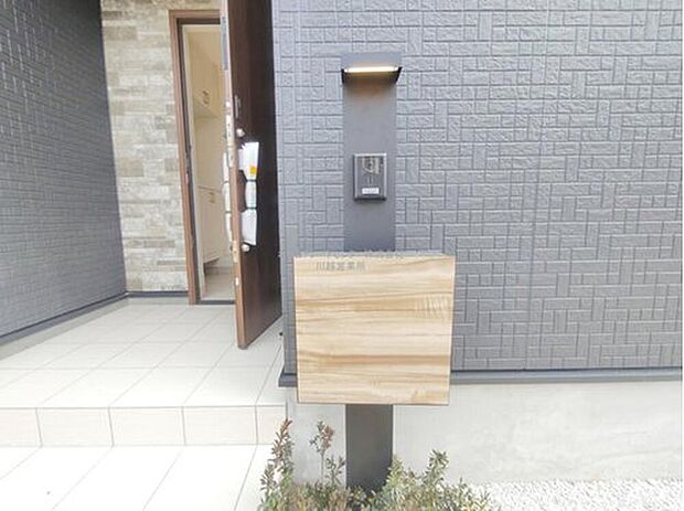 【玄関】インターフォンと一体型ですっきりとしたデザインのポスト。建物の外観に合わせたスタイリッシュなデザインです。