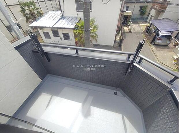 【バルコニー】子どもが小さいと洗濯物が増えがちですが、広いバルコニーでたくさんの洗濯物を干すことができます。