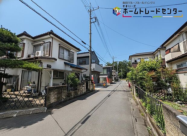 【前面道路を含む外観写真】一戸建ての大きなメリットは、「自分の土地」を自由に使えること。好きなペットが飼えるほか、ガーデニングやＤＩＹ、車やバイクの手入れなど様々な趣味を楽しめます♪
