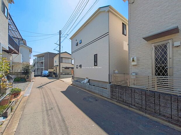 【前面道路含む現地写真】ひとたび扉を開けばそこに待っているのは上質な空間とマイホームでの新生活をイメージさせる優雅なひととき。「この家なら…」ではなく「ここに住みたい♪」と思う感動をお届けいたします。