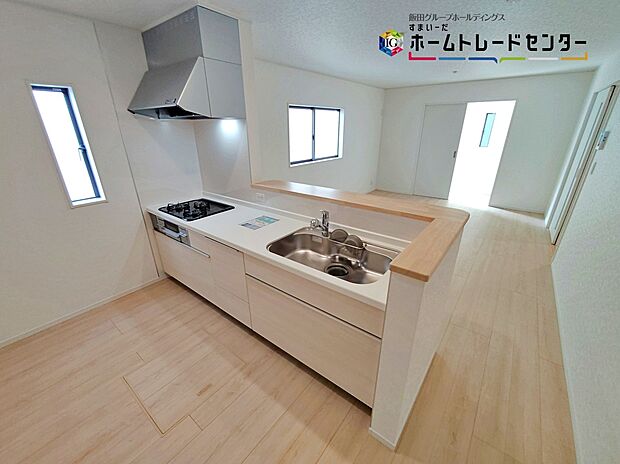 【キッチン】キッチンには大容量のオールスライド式の収納を採用しております。奥までしっかりと収納として活用でき、取り出す時も手前の物をどかしたりする手間など掛かりません。キッチン周りがいつもスッキリ。
