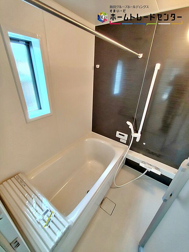 【浴室】浴室は湿気がたまりやすく、換気扇だけではどうしてもカビが出やすいです。窓があるだけでお風呂のカビお掃除がラクラク。
