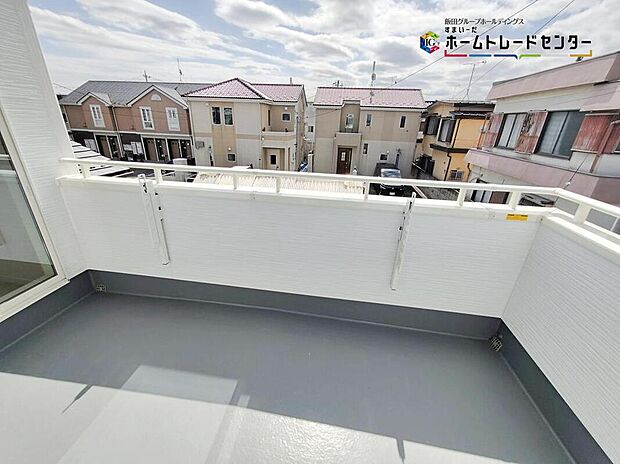 【バルコニー】日当たりのよい広さのあるバルコニー。一度にたくさんの洗濯物を干すことができます。