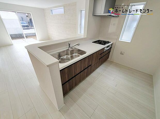 【キッチン】大容量の収納スペースは取り出しやすく、しまいやすいスライドタイプ、大きな鍋などの調理器具や、調味料も出し入れしやすいですね。