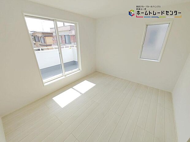 【リビング以外の居室】お陽さまの光をさわやかな風をたっぷりとりこめます。室内はいつも明るい印象なので気持ちの良い朝を迎えられます。毎日の生活も明るくなりそうです。