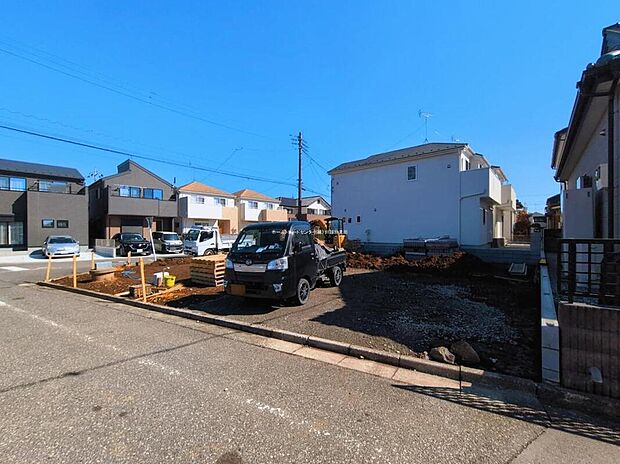 【前面道路含む現地写真】ひとたび扉を開けばそこに待っているのは上質な空間とマイホームでの新生活をイメージさせる優雅なひととき。「この家なら…」ではなく「ここに住みたい♪」と思う感動をお届けいたします。