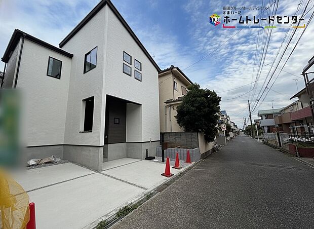 【前面道路含む現地写真】ひとたび扉を開けばそこに待っているのは上質な空間とマイホームでの新生活をイメージさせる優雅なひととき。「この家なら…」ではなく「ここに住みたい♪」と思う感動をお届けいたします。