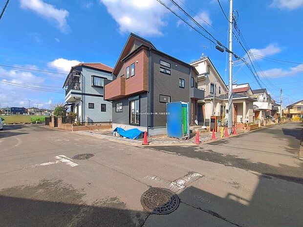 【前面道路含む現地写真】ひとたび扉を開けばそこに待っているのは上質な空間とマイホームでの新生活をイメージさせる優雅なひととき。「この家なら…」ではなく「ここに住みたい♪」と思う感動をお届けいたします。