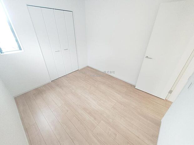 【リビング以外の居室】充分な広さの収納を備え、普段使いの洋服も選ぶのが楽しくなりそう♪採光良好な洋室は、快適空間。プライベートの時間もゆったりお寛ぎ頂けそうです。
