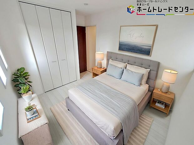 【主寝室】大きなベッドを置いてもゆとりのある広さ!収納完備しておりますので、家具が少なく済みます!お掃除もラクラクですね♪※家具をCGで加工しています。家具付き販売ではございません。