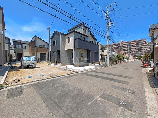 【前面道路含む現地写真】ひとたび扉を開けばそこに待っているのは上質な空間とマイホームでの新生活をイメージさせる優雅なひととき。「この家なら…」ではなく「ここに住みたい♪」と思う感動をお届けいたします。