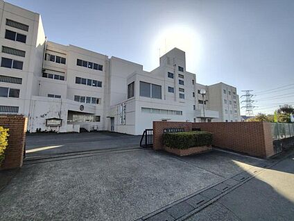 鶴ヶ島市立西中学校 747m(徒歩10分)