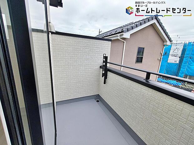 【バルコニー】子どもが小さいと洗濯物が増えがちですが、広いバルコニーでたくさんの洗濯物を干すことができます。