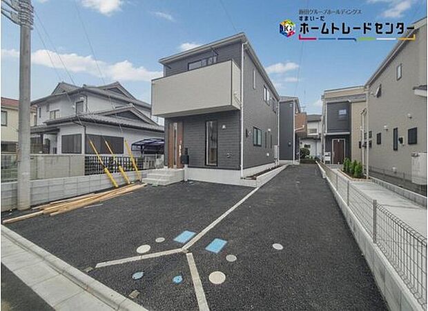 【駐車場】嬉しいコンクリート仕上げのカースペース。雨の日も足元を気にせず外出できます。ご家族の駐輪場としてもお使いいただけます。