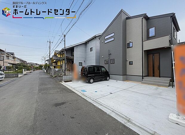 【前面道路含む現地写真】一戸建ての大きなメリットは、「自分の土地」を自由に使えること。好きなペットが飼えるほか、ガーデニングやＤＩＹ、車やバイクの手入れなど様々な趣味を楽しめます♪
