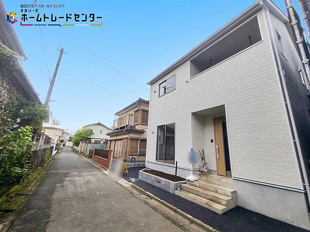 【前面道路含む現地写真】一戸建ての大きなメリットは、「自分の土地」を自由に使えること。好きなペットが飼えるほか、ガーデニングやＤＩＹ、車やバイクの手入れなど様々な趣味を楽しめます♪
