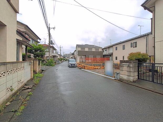 【前面道路含む現地写真】ひとたび扉を開けばそこに待っているのは上質な空間とマイホームでの新生活をイメージさせる優雅なひととき。「この家なら…」ではなく「ここに住みたい♪」と思う感動をお届けいたします。