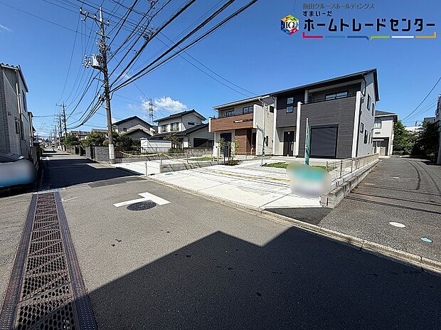 【前面道路含む現地写真】一戸建ての大きなメリットは、「自分の土地」を自由に使えること。好きなペットが飼えるほか、ガーデニングやDIY、車やバイクの手入れなど様々な趣味を楽しめます♪