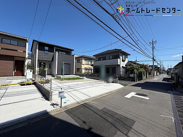 【前面道路を含む外観】今日も、明日も、この街で、きっと家族がしあわせになる物語が描かれていくはずです。毎日の何気ない『いってきます』『ただいま』に幸せを感じられる、そんな住まいを。