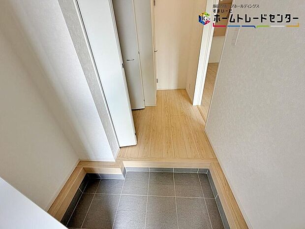 【玄関】お家に出会う人々を迎える玄関だからこそ、広々清潔感あふれる空間にしたいものです。採光・通風にも配慮された設計で毎日明るい空間をキープします♪