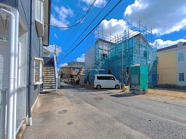 【前面道路含む現地写真】ひとたび扉を開けばそこに待っているのは上質な空間とマイホームでの新生活をイメージさせる優雅なひととき。「この家なら…」ではなく「ここに住みたい♪」と思う感動をお届けいたします。