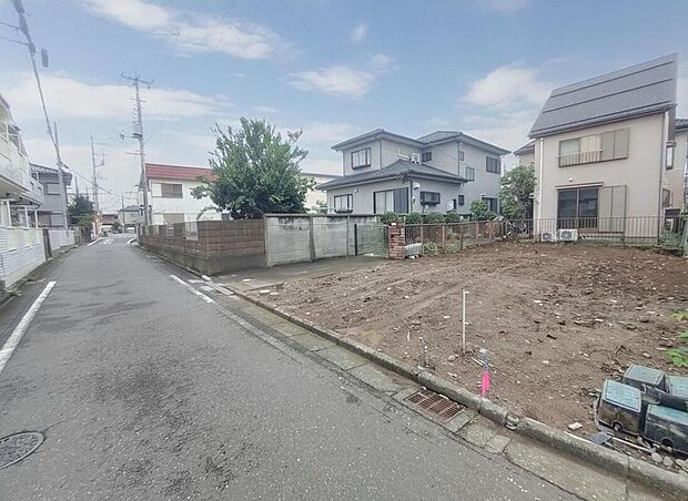 【前面道路含む現地写真】ひとたび扉を開けばそこに待っているのは上質な空間とマイホームでの新生活をイメージさせる優雅なひととき。「この家なら…」ではなく「ここに住みたい♪」と思う感動をお届けいたします。