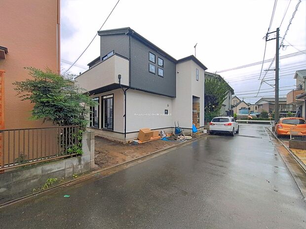 【前面道路含む現地写真】ひとたび扉を開けばそこに待っているのは上質な空間とマイホームでの新生活をイメージさせる優雅なひととき。「この家なら…」ではなく「ここに住みたい♪」と思う感動をお届けいたします。