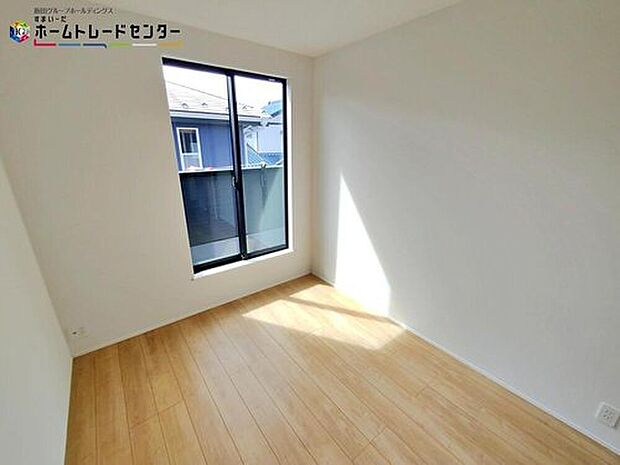【リビング以外の居室】充分な広さの収納を備え、普段使いの洋服も選ぶのが楽しくなりそう♪採光良好な洋室は、快適空間。プライベートの時間もゆったりお寛ぎ頂けそうです。