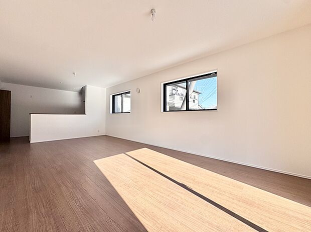 リビングにいる家族との会話を楽しみながら料理が出来る、対面キッチン。