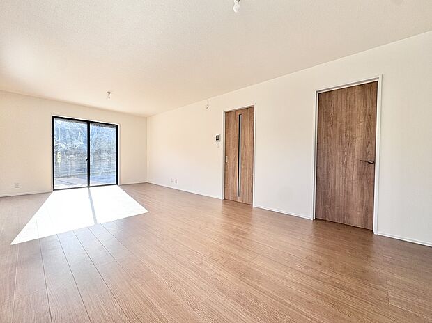 20帖あるLDKは開放感ある広々としたリビング。