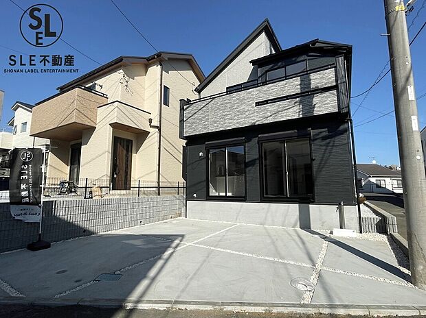 現地ご見学も可能です。カースペース2台可能
陽当たりのいい広い駐車スペースが魅力の新築戸建て。落ち着いたダークトーンの外観がスタイリッシュで、帰るたびちょっと嬉しくなる住まいです。毎日の暮らしをゆった