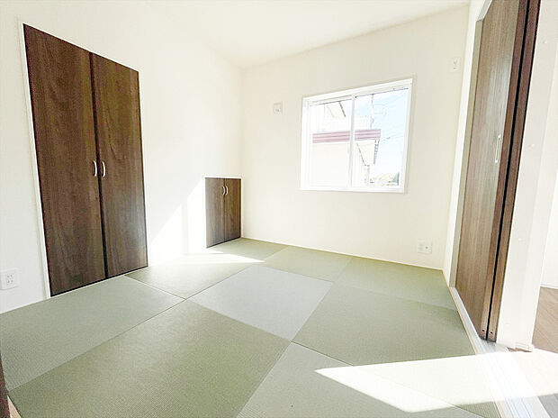 大きな窓から光がすっと入り、心までぽかぽかに。広々としたフローリング空間は、家具の配置も自由自在。家族の時間がもっと楽しくなる、開放感あふれる住まいです。