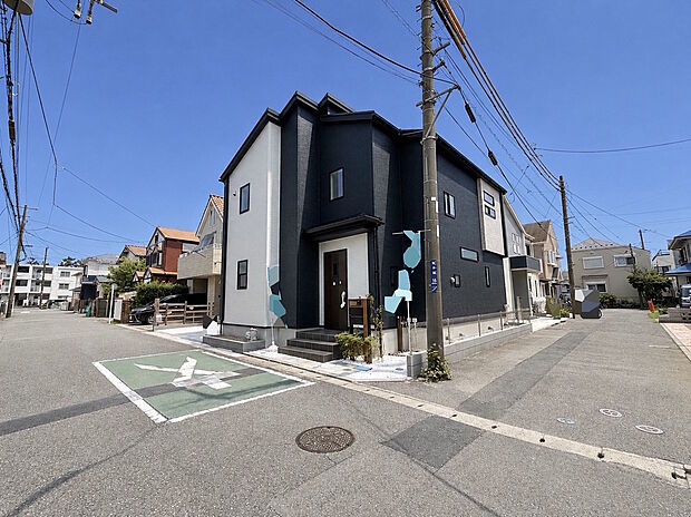 2号棟 角地のため開放感良好です。また、南庭も取れておりますので三方向が開けた素敵な住宅です。是非一度現地をご覧下さい。