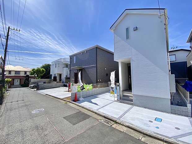 【全体前面道路を含む外観】耐震等級3を取得した地震に強い長期優良住宅です!