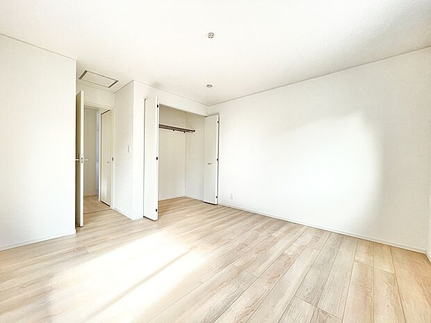 【リビング以外の居室】6号棟 各居室収納付きのためお部屋を最大限有効活用していただけます。