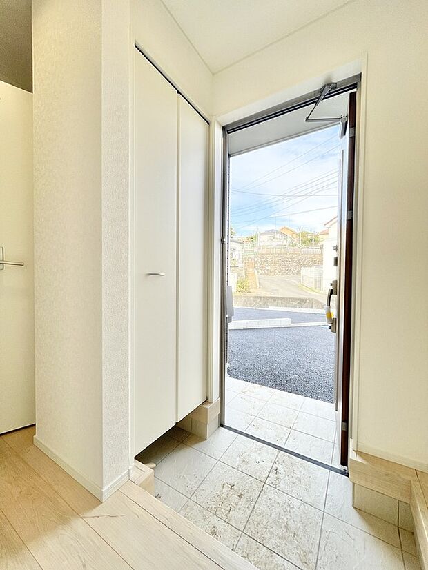 【玄関】6号棟　収納付きのため、来客時も玄関がスッキリ片付きます◎