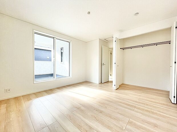 【リビング以外の居室】各居室収納付きのため、お部屋を最大限有効活用していただけます。