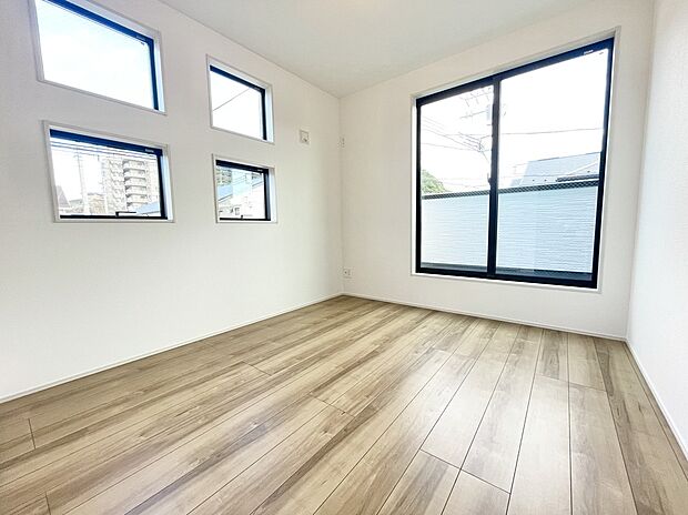 【洋室】1号棟 2階居室も窓が多くお軽いお部屋です。