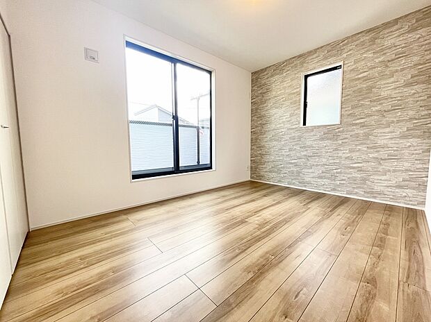 【リビング以外の居室】1号棟 アクセントクロスを施しているお洒落な寝室です。