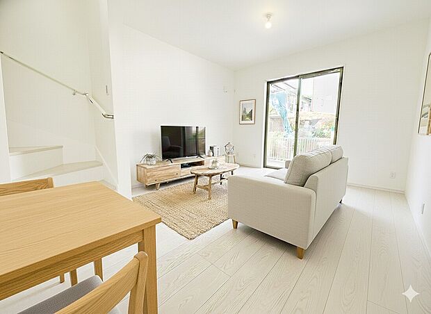 【1号棟 リビング】リビングイン階段のある間取りは、家族の外出や帰宅を把握しやすくコミュニケーションが増えます◎