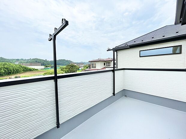 【バルコニー】2つの部屋を行き来できるワイドなバルコニーは、南向きで陽当たり良好◎