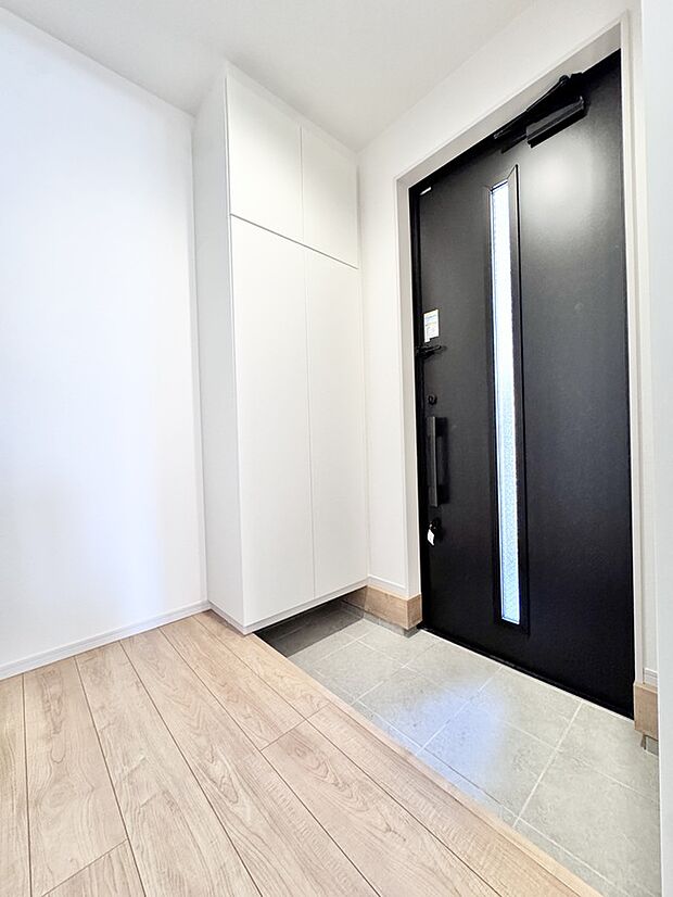 【玄関】収納付きの為、突然の来客時も整頓していただけます。