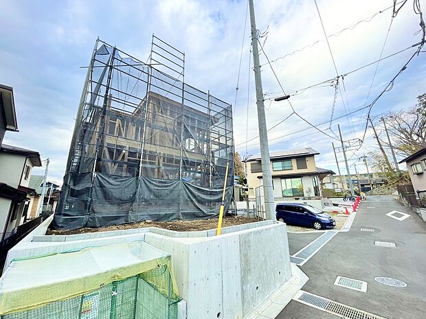 【外観】生活利便施設へのアクセスもしやすく、交通量も適度で安心感のある前面道路。