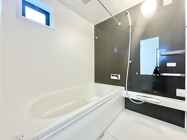 【浴室】ゆったりと足を伸ばせる浴槽は、家族みんなのリラックスタイムにぴったりです。