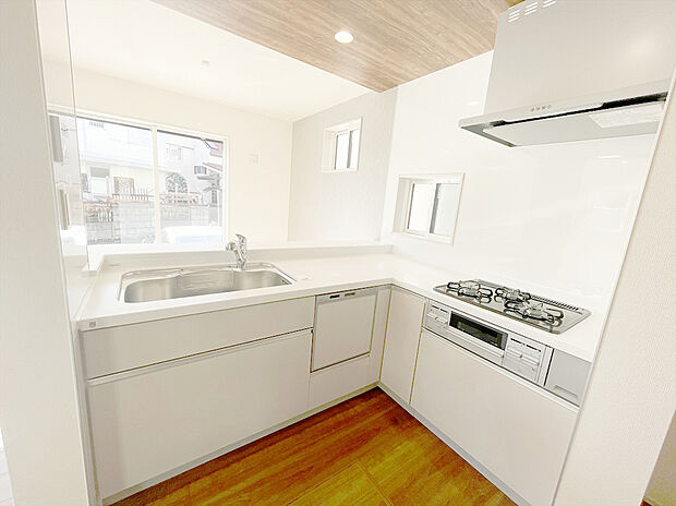 【■システムキッチン】主婦の方に支持されているカウンターキッチンです。
お子様から目を離さず料理が出来ます。