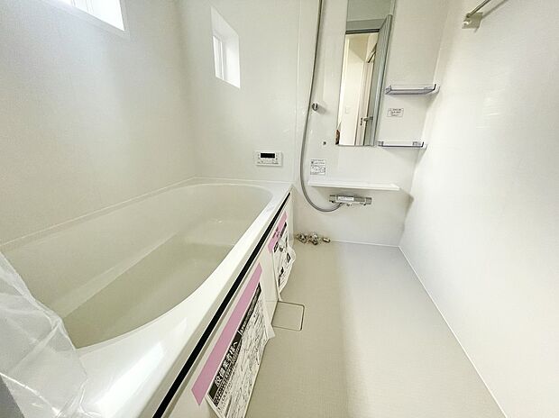 【■浴室乾燥機付きユニットバス（追炊き付き）】ユニットバスは全てが浴室のために設計されているため、掃除のしやすさやカビの生えにくさ汚れにくさに特化しています。 素材は汚れが付きにくいものが使用され、お手