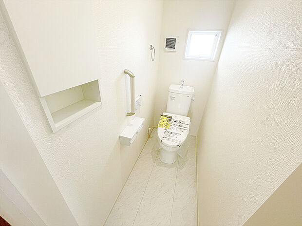 【■ウォシュレット付きトイレ】洗浄機能・脱臭機能を完備、開口窓も設け清潔な室内にすることが可能です。
また温水洗浄便座は、デリケートな皮膚などを清潔に保つことができ、便座も温度調節ができるので、寒い冬も